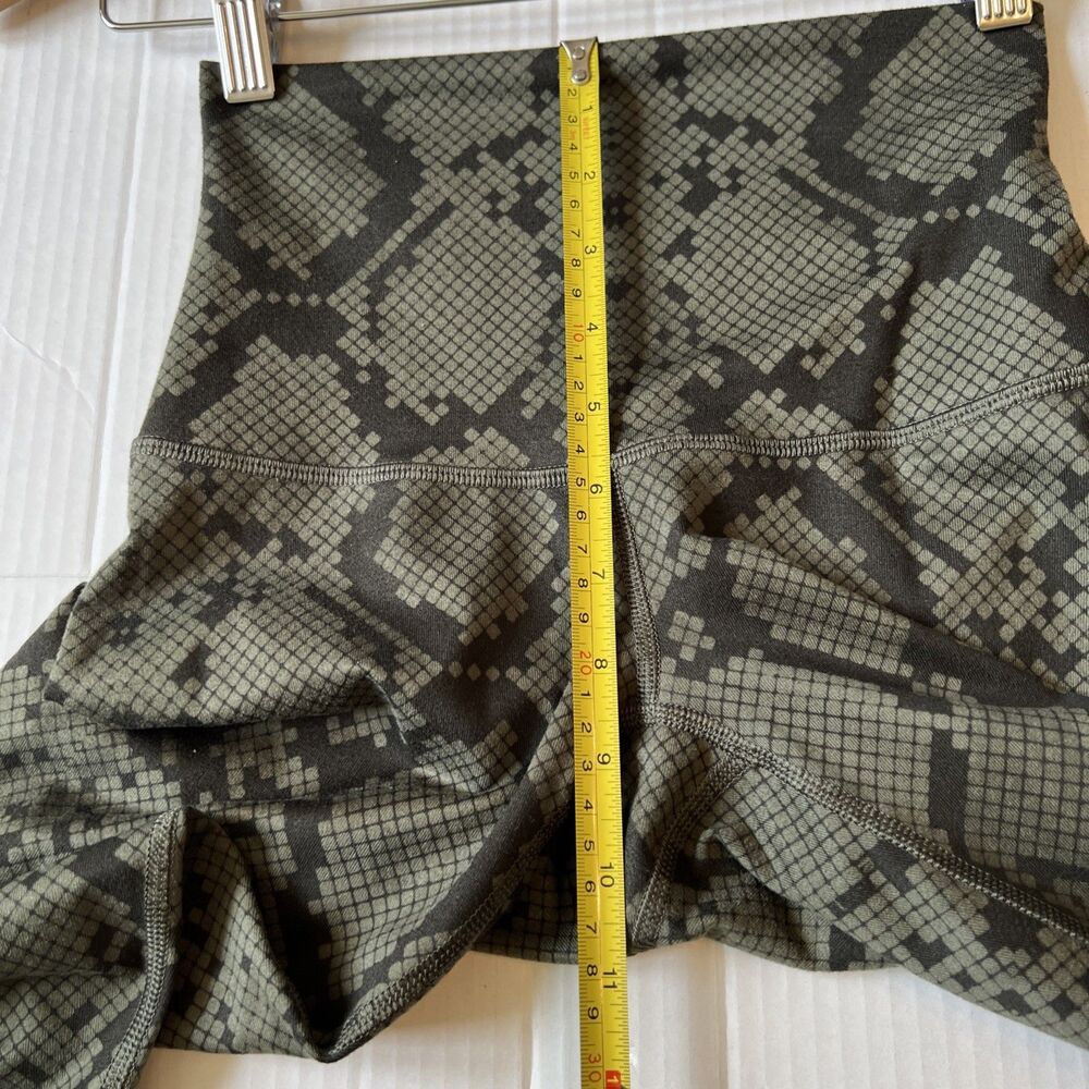 Lululemon Size 2 Army Green Black Snake Print Crop Leggings EXCELLENT - Picture 9 of 11